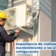 Técnico reparando un sistema de refrigeración