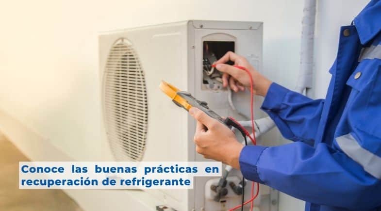 Técnico revisando sistema de refrigeración